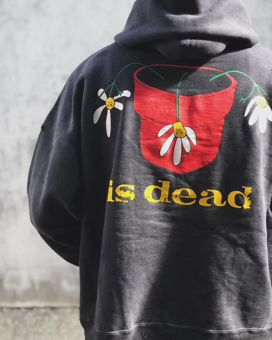 SAINT Mxxxxxx × DE LA SOUL DLS_HOODIE/DE LA SOUL/BLK DE LA SOUL co-branded potted plant destruction hoodie, washed black S-XL, a very important hoodie this season. It embodies the brand philosophy through the humorous potted plant and slogan design. In addition, through a large number of hand-made fraying, cutting and other damage processing, as well as heavy washing and oxidative fading treatment, a perfect Vintage effect is created. Original mold opening Customized co-branded main mark and wash water mark, correct version